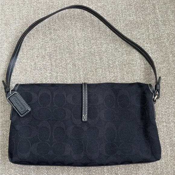 バッグ Coach Signature Demi Baguette Bag y2k m_68d03033310f1c5a0be66c3f.jpg